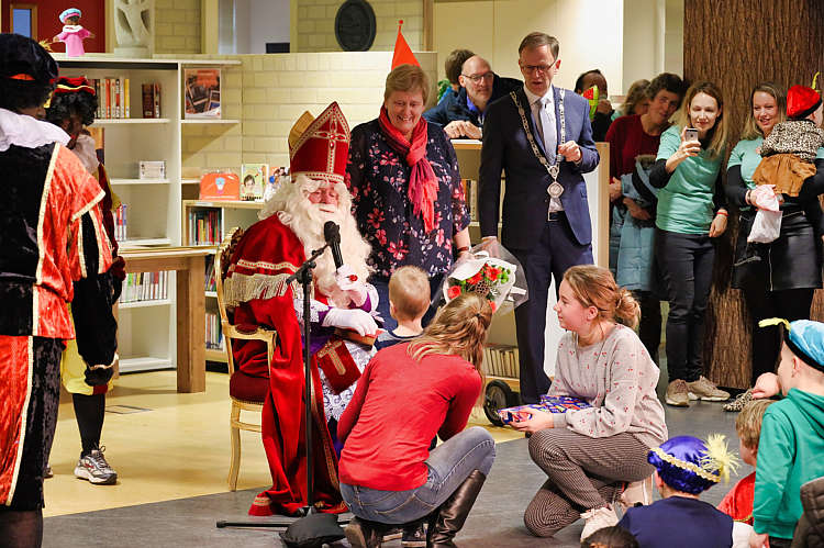Aankomst van de Sint en zijn Zwarte Pieten in Waarder_076